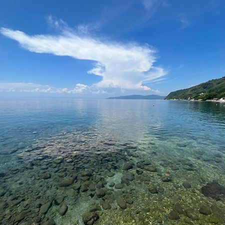 Bughaw Dive House Hotel Batangas Bagian luar foto